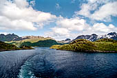 Le isole Lofoten Norvegia. A bordo dell'Hurtigruten Midnatsol tra Stokmarkens e Svolvaer attraverso il Raftsundet. 